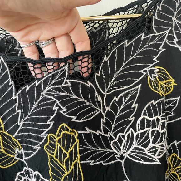 Mink Pink Black Floral Embroidered Crochet Top M - Picture 5 of 9